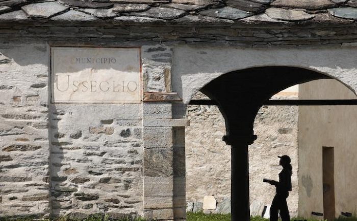 Usseglio - ingresso dell'Antico Complesso  Parrocchiale - foto Enzo Isaia